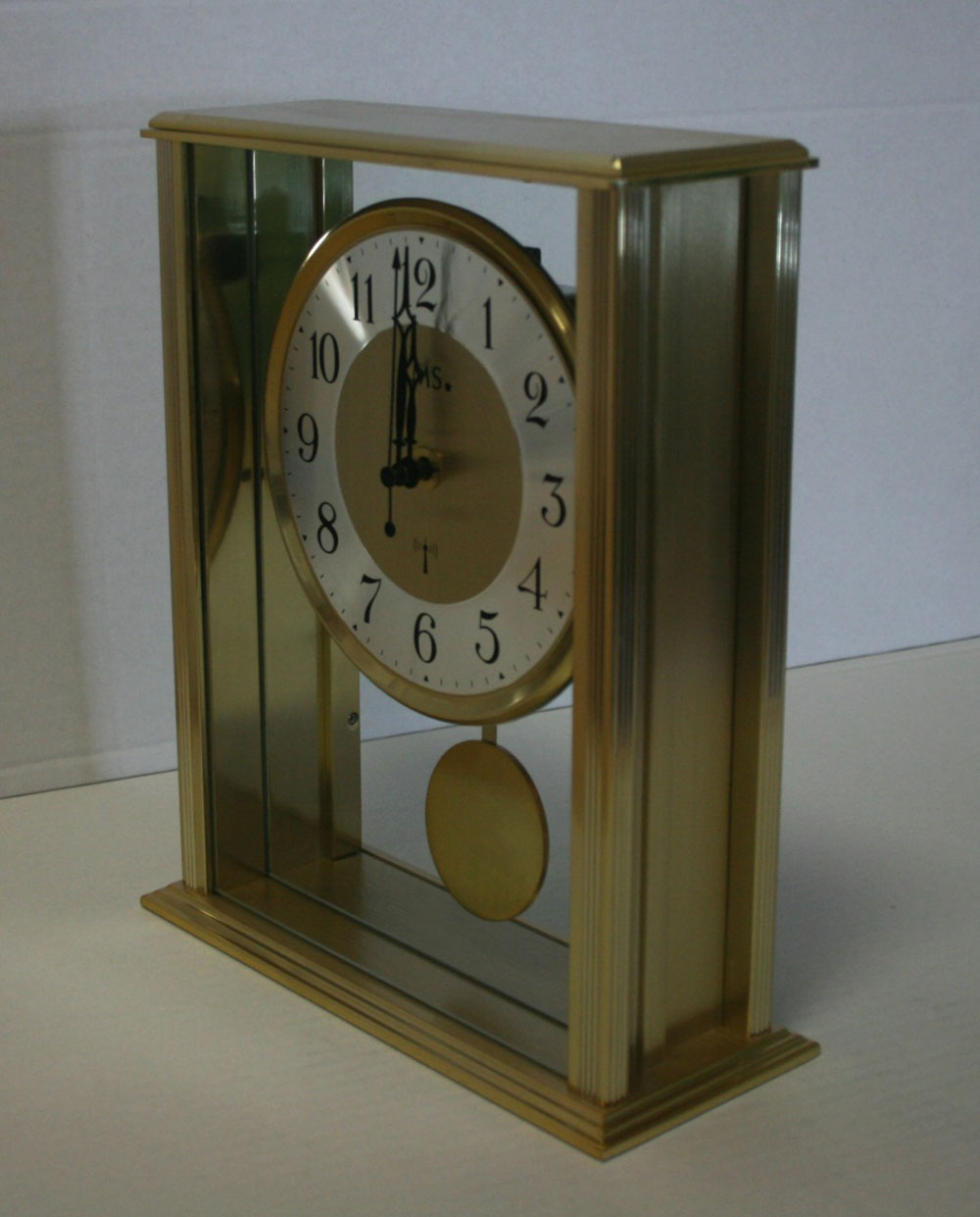 Pendule à poser AMS 25x20x7 cm métal et verre • Mouvement à balancier radio-piloté précis • Design intemporel