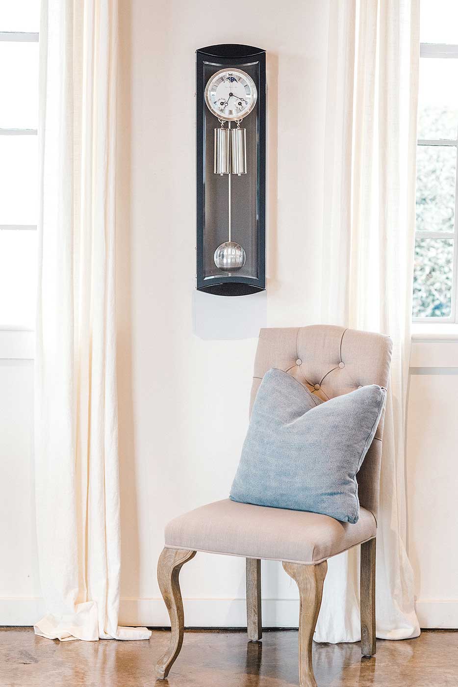 Hermle Wanduhr 78,5x22x11,5 cm Holz • Mechanisches Uhrwerk • Ewiger Kalender