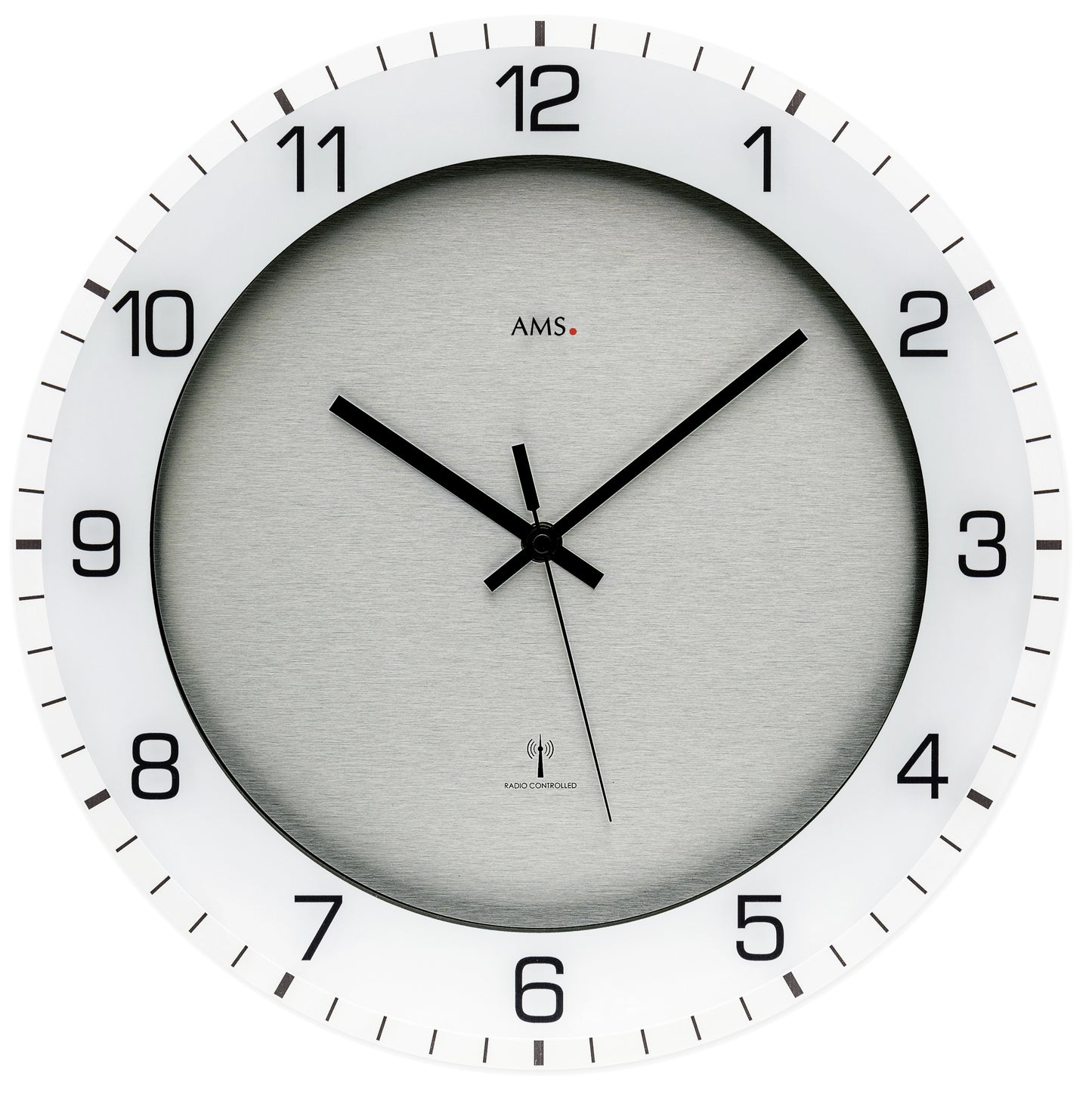 AMS Wanduhr 42 cm Ø Kunststoff • Funkgesteuert • Präzise Zeit