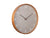 Okrągły zegar ścienny z jasnoszarą tarczą, brązową ramą i białymi cyframi