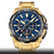 Męski zegarek z chronografem, złotą metalową bransoletą i niebieską tarczą