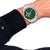 Herren-Armbanduhr am Handgelenk, silbernes Edelstahlarmband, grünes Zifferblatt