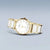 Zegarek damski w kolorze złota z białą tarczą i szeroką bransoletą z ogniw