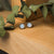 Para kolczyków sztyftów w kształcie słońca z niebieskim perłowym środkiem i ząbkowanym promieniście wykończonym brzegiem
