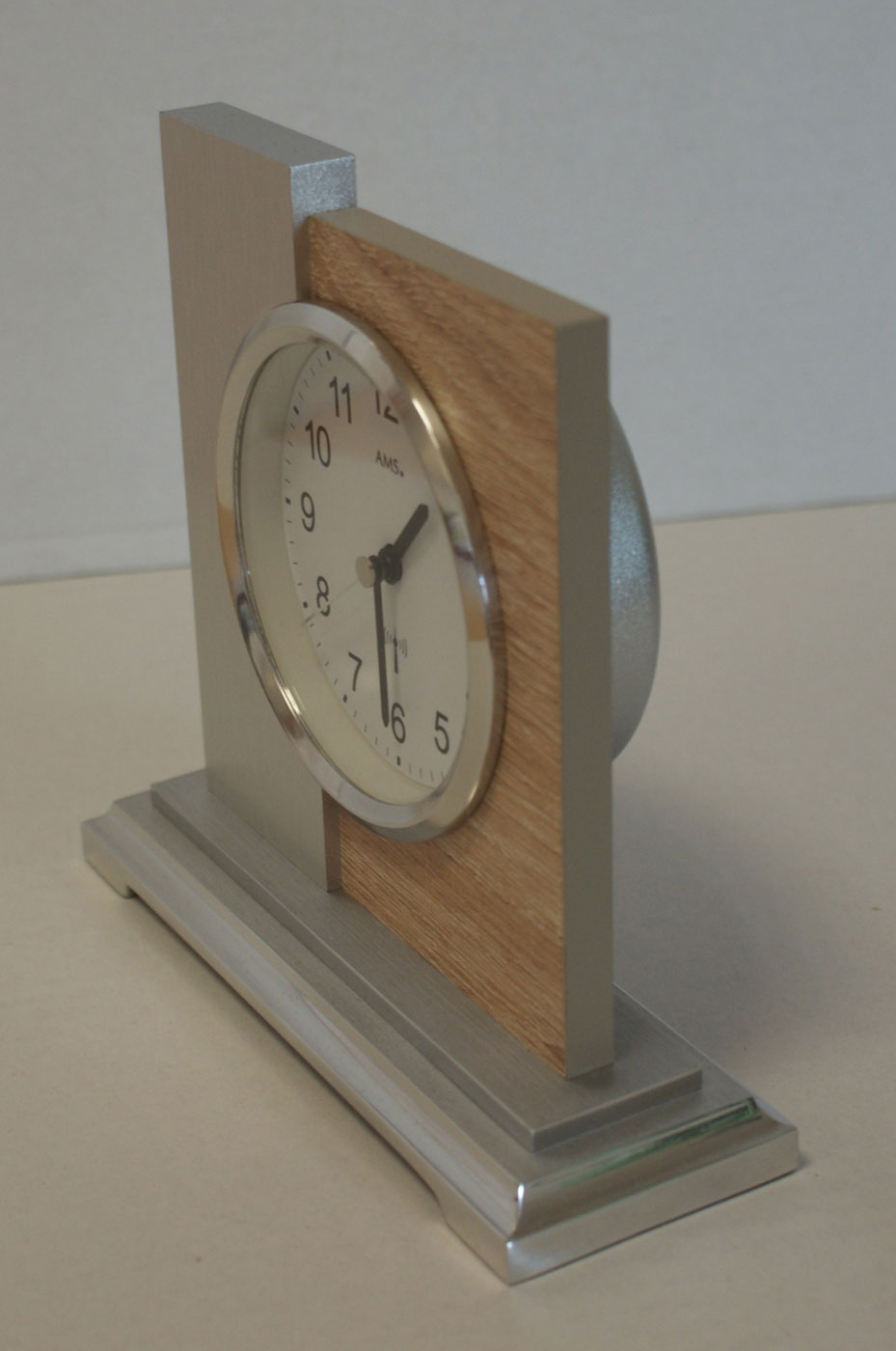 Pendule à poser AMS 17x3,81x16 cm bois • Mouvement radiopiloté moderne • Affichage précis de l'heure