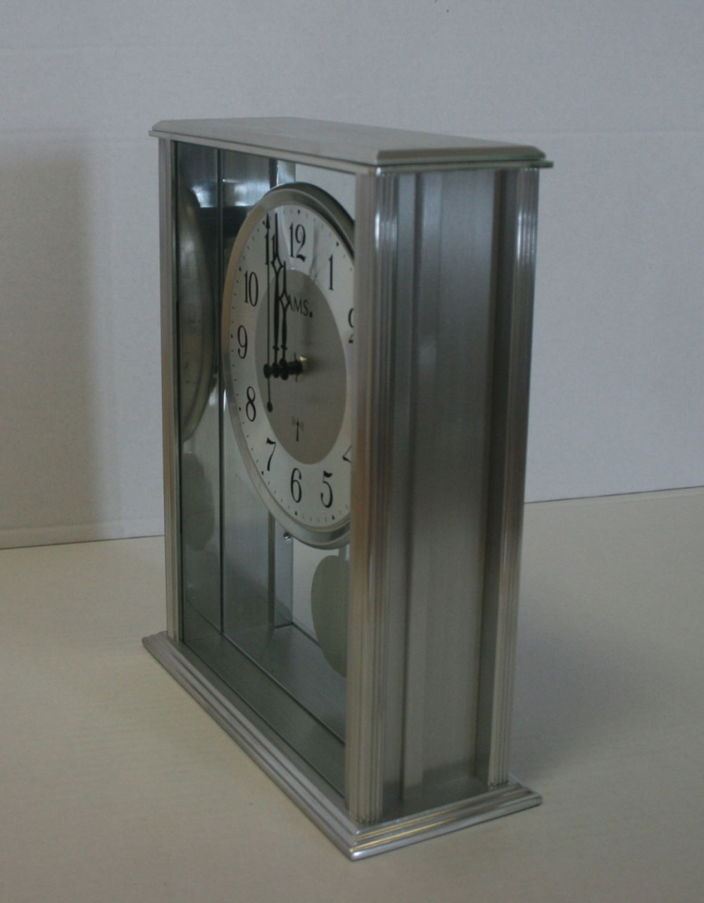 Pendule à poser AMS 7x20x25 cm métal • Pendule à balancier radio-pilotée • Design intemporel