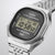 Srebrny zegarek cyfrowy Casio z metalową bransoletą, czarny wyświetlacz, godzina 12:58