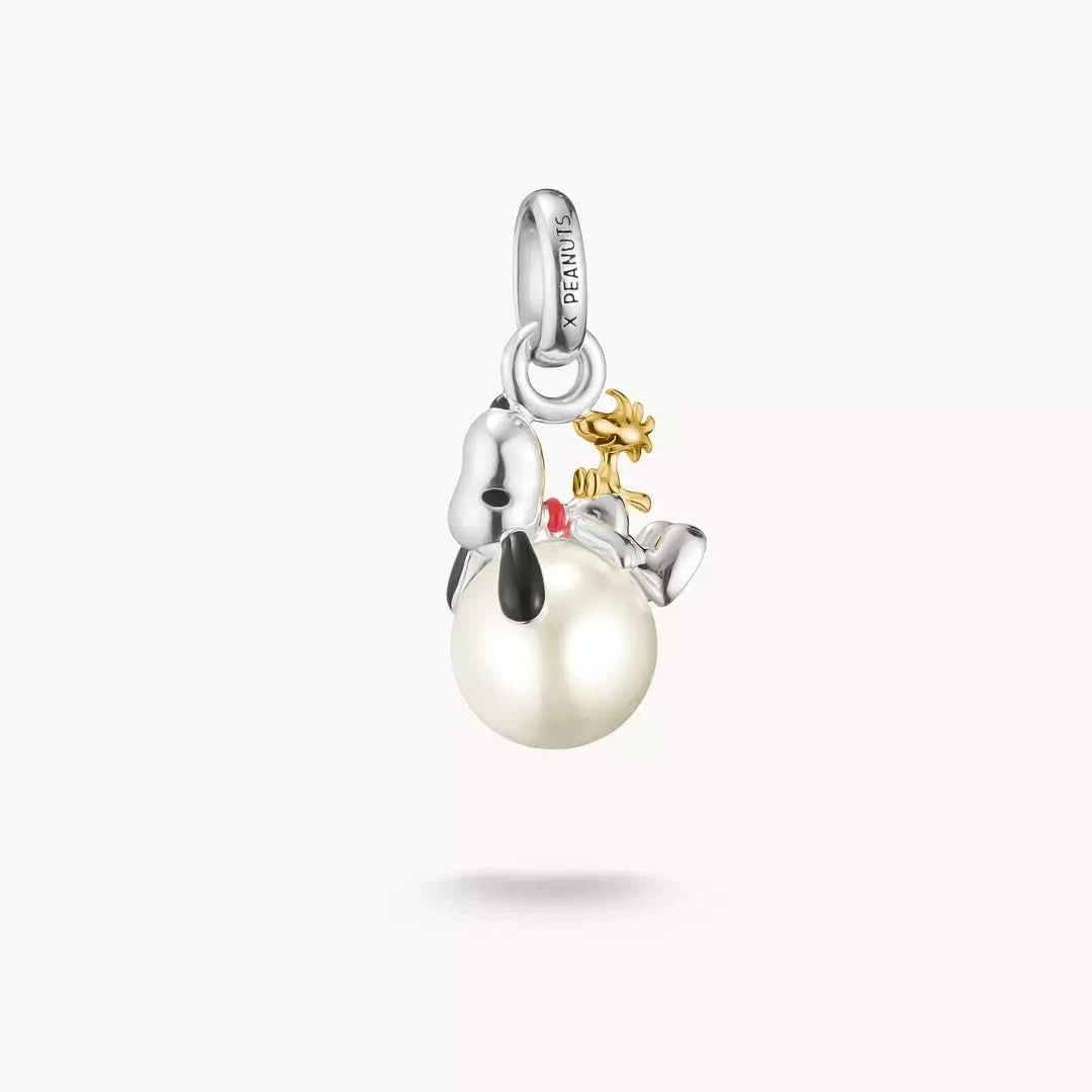 Przywieszka typu charm z perłą, w kolorze srebrnym, z motywem Snoopy'ego i Woodstocka