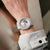 Zegarek męski Casio G-Shock GA-2100 na nadgarstku, srebrny metalik, z gumowym paskiem
