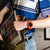 Zegarek Casio G-Shock na nadgarstku, widoczna pomarańczowa koperta zegarka.
