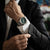 Zegarek męski G-Shock na nadgarstku z metalową bransoletą i turkusową tarczą