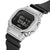 Zegarek męski Casio G-Shock pod kątem: srebrna koperta, czarny pasek z żywicy i wyświetlacz LCD z negatywem