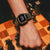 Cyfrowy zegarek męski G-Shock na nadgarstku z metalową bransoletą i ciemnym wyświetlaczem