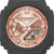 Zegarek Casio G-Shock w zbliżeniu: tarcza w kolorze różowego złota z wyświetlaczem cyfrowym