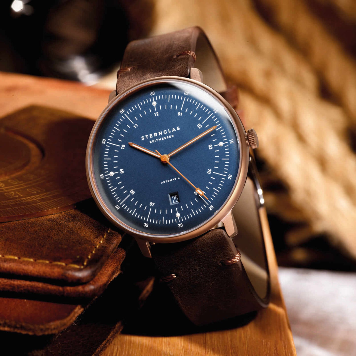 https://cdn.shopify.com/s/files/1/2384/2637/files/HH_A_bronze_blau_Galerie_10.jpg?v=1755587931