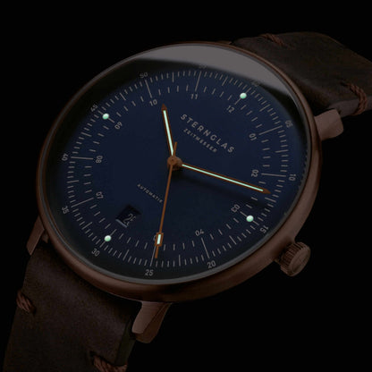 https://cdn.shopify.com/s/files/1/2384/2637/files/HH_A_bronze_blau_Galerie_2.jpg?v=1755587930