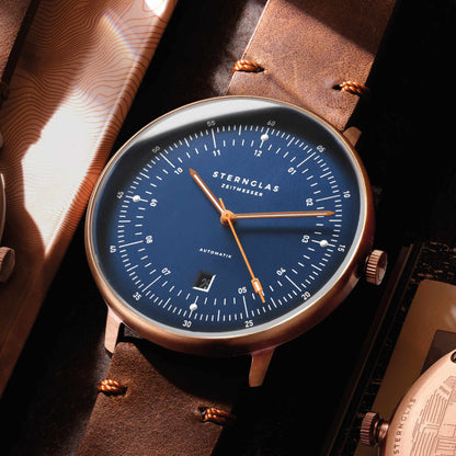 https://cdn.shopify.com/s/files/1/2384/2637/files/HH_A_bronze_blau_Galerie_7.jpg?v=1755587931
