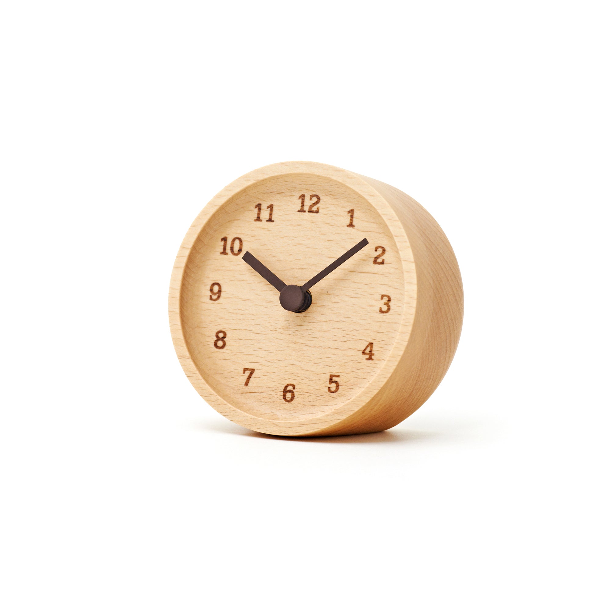 Okrągły zegar stołowy z jasnego drewna bukowego z czarną tarczą i wskazówkami