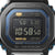 Zbliżenie na zegarek męski G-SHOCK: wyświetlacz cyfrowy z niebieską obwódką oraz oznaczeniami funkcji ochrony i zasilania słonecznego z radiową synchronizacją czasu