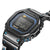 Zegarek męski G-SHOCK pod kątem: ciemna koperta, wyświetlacz z niebieską obwódką i boczne przyciski sterujące