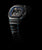 Zegarek męski G-SHOCK z boku: czarna koperta z niebieskimi akcentami i ogniwami metalowej bransolety
