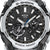 Zegarek męski Casio G-Shock w zbliżeniu: czarna tarcza, srebrne indeksy, niebieska końcówka wskazówki.