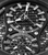 Zbliżenie: czarna tarcza męskiego zegarka naręcznego ze srebrnymi indeksami