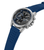 Police Herren-Chronograph, schräger Blick: blaues Silikonband, silbernes Gehäuse, dunkles Zifferblatt.