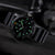Zegarek męski Luminox w zbliżeniu z boku, zielone świecące punkty na czarnej tarczy