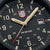 Tarcza zegarka męskiego z logo LUMINOX, okienkiem datownika i beżowymi wskazówkami