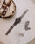 Zegarek Casio Vintage z metalową bransoletą, ciemną tarczą i prostokątną kopertą