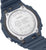 Tył zegarka męskiego G-Shock z napisami i śrubkami na niebieskiej kopercie