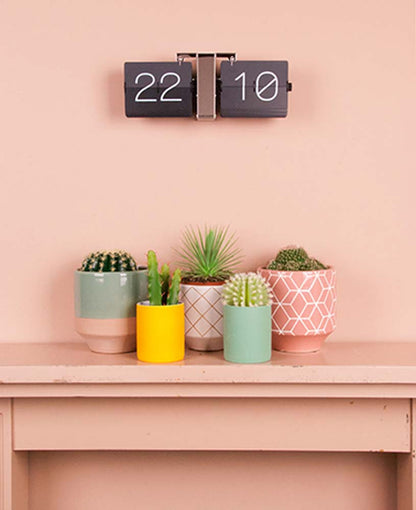 Karlsson Wanduhr 36x14x8,5 cm Stahl • Automatischer Flip-Mechanismus • Modernes Design