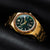 Herren-Armbanduhr mit grünem Malachit-Zifferblatt und goldfarbenem Edelstahlarmband auf dunklem Untergrund