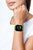 Unisex smartwatch na nadgarstku z zielonym silikonowym paskiem i czarnym wyświetlaczem