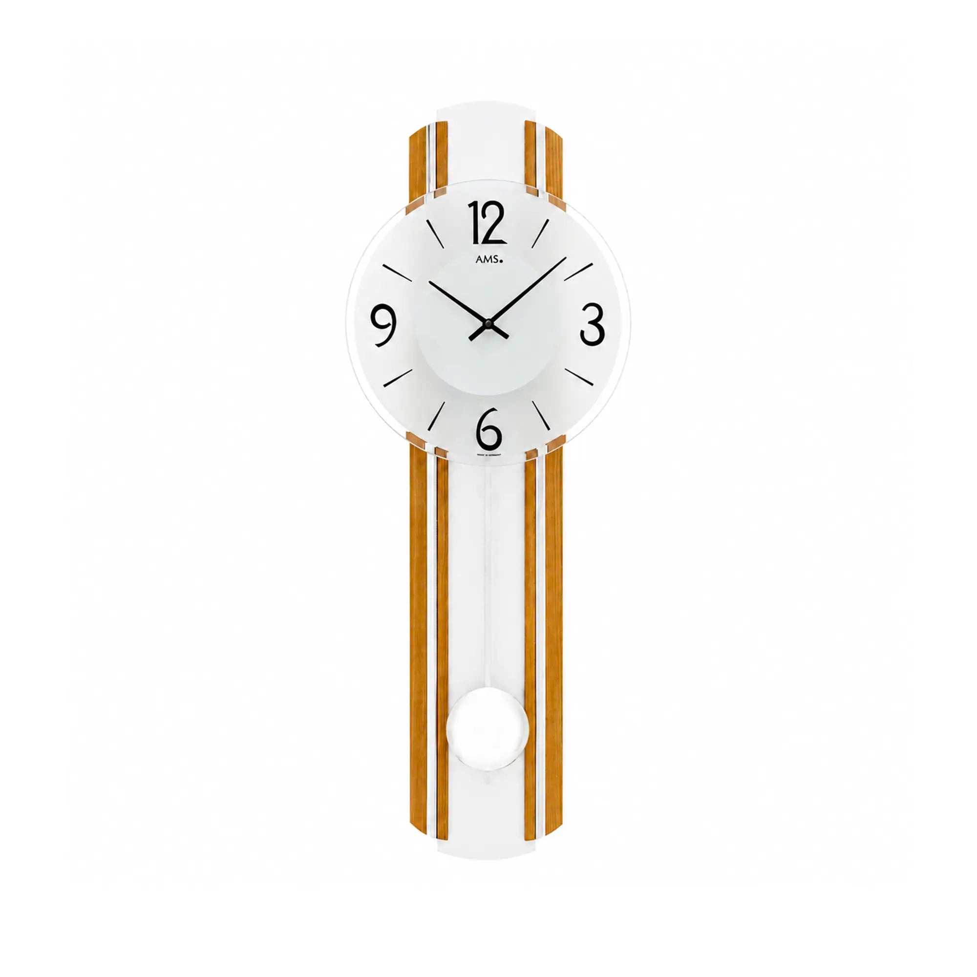 Wanduhr mit rundem weißem Zifferblatt, schwarzen Zeigern und eichefarbenem Pendel